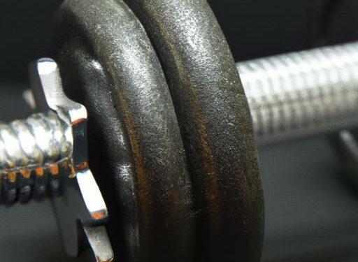 無障礙訓練：啞鈴練胸沒有椅子的解決方案